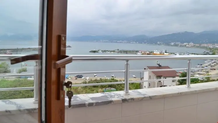 Yeşilin Rengi - Deniz ve Dağ Manzaralı