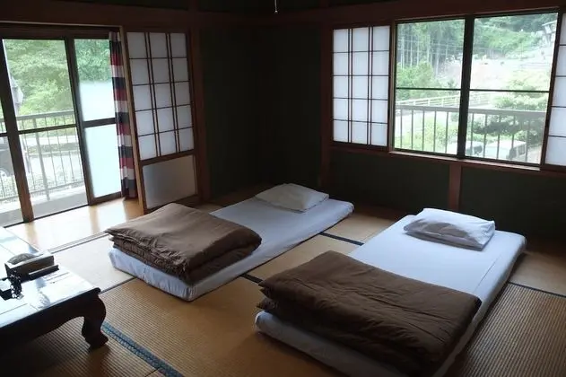 Traditional Üç Kişilik Oda, Ortak Banyo (Japanese Style)