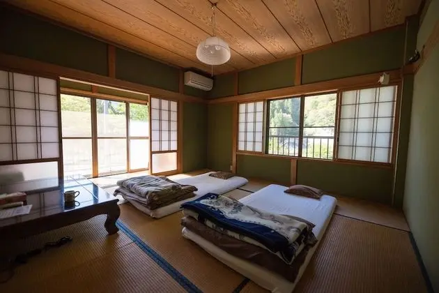 Traditional Üç Kişilik Oda, Ortak Banyo (Japanese Style)