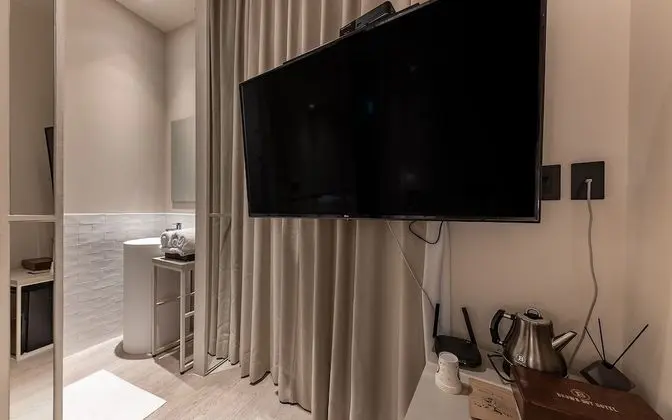 Oda (Standard (55-inch UHD TV Netflix Avai)