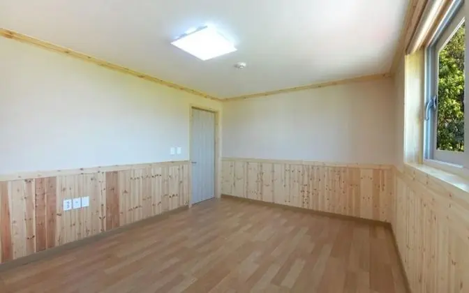 Oda (Room 104 white)