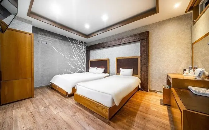 Oda (Twin Bed (Double + Single))
