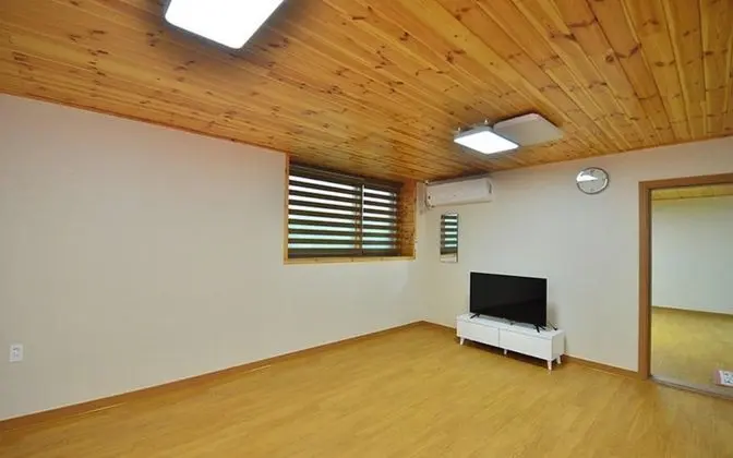 Oda (Room 202 Wild Chrysanthemum (Individu)