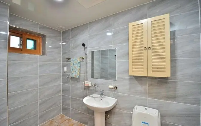 Oda (Room 202 Wild Chrysanthemum (Individu)