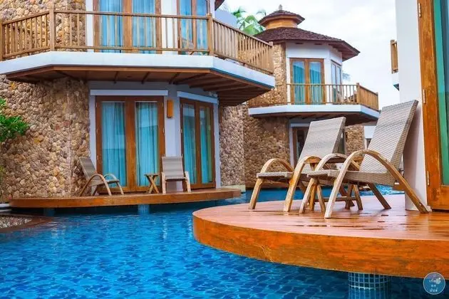 Pool Access Room