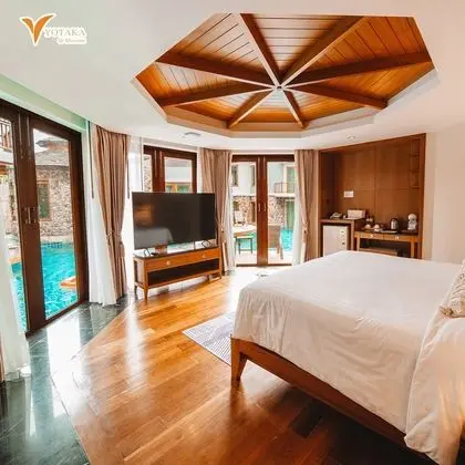 Pool Access Room