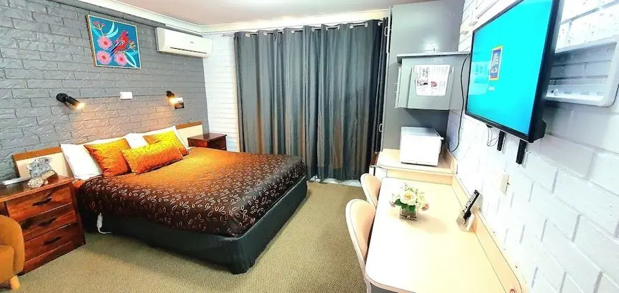Queen room