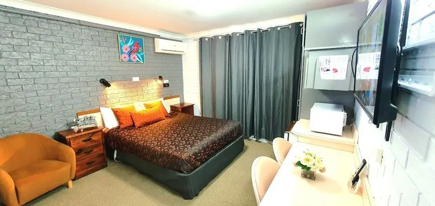 Queen room