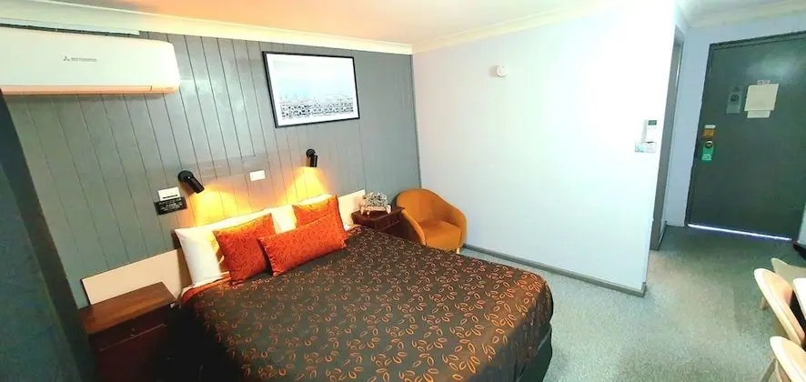Queen room