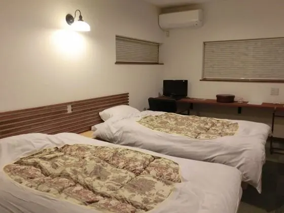 İki Ayrı Yataklı Oda, Ortak Banyo