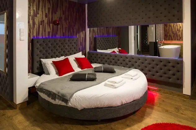 Romantic Oda (Round Bed, 2 adults, Biskupia Street)