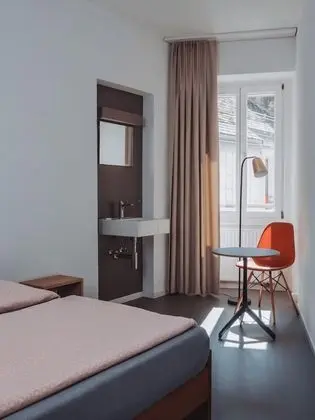 İki Ayrı Yataklı Oda, Ortak Banyo