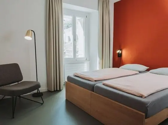 İki Ayrı Yataklı Oda, Ortak Banyo