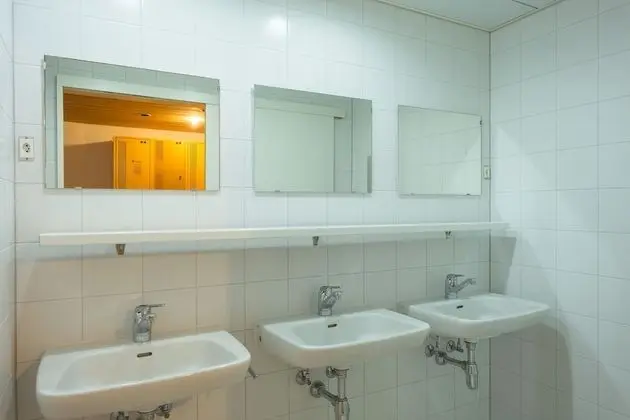 Ortak Ranzalı Oda, Ortak Banyo (Sextuple Room)