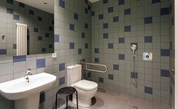 Ortak Ranzalı Oda, Ortak Banyo