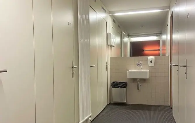 Dört Kişilik Oda, Ortak Banyo