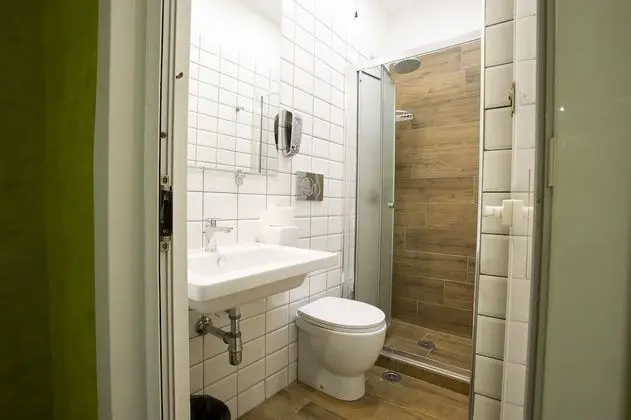 Ortak Ranzalı Oda, Ortak Banyo