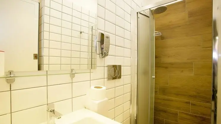 Ortak Ranzalı Oda, Ortak Banyo