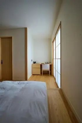 İki Ayrı Yataklı Oda, Sigara İçilmez (Koma)