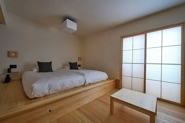 Üç Kişilik Oda, Sigara İçilmez (Ima / 2nd floor)