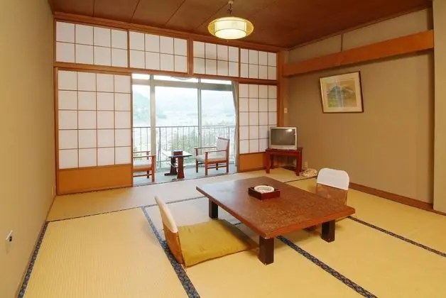 Traditional Oda, Dağ Manzaralı (Japanese Style, East)