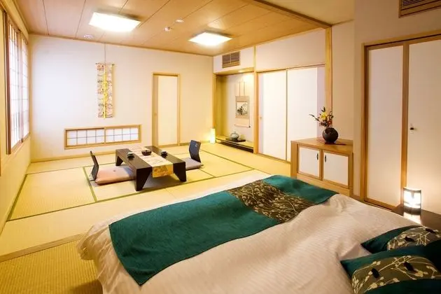 Oda, Sigara İçilmez (Japanese-Western with 2JapaneseFutons)