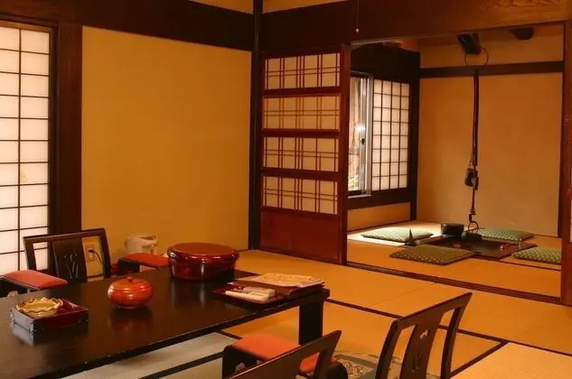 Traditional Oda, Sigara İçilebilir, Ortak Banyo (Japanese/Western Style)
