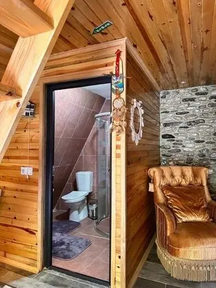 asma katlı içten merdivenli klimalı şömineli harika size özel bir bungalov önünde kendine ait bahçesi oturma alanı bulunmaktadır mangal et ızgara barbekü yapabilir güzel bir tatil deneyimi elde edebilirsiniz