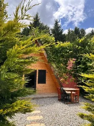 asma katlı içten merdivenli klimalı şömineli harika size özel bir bungalov önünde kendine ait bahçesi oturma alanı bulunmaktadır mangal et ızgara barbekü yapabilir güzel bir tatil deneyimi elde edebilirsiniz