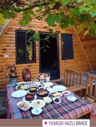 bunğalov önünde size özel bir alanda bahçenizde sevdiklerinizle baş baş kahvaltı yada akşam yemeği et mangal yapabilirsiniz