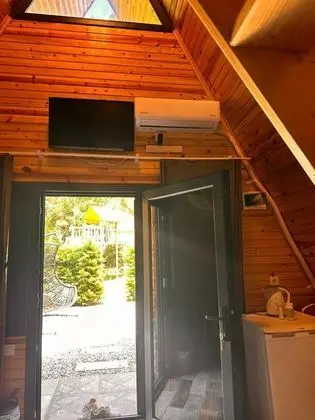 bungalovun her iki katindanda izlene bilen tv ünütesi