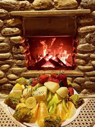 odun ateşi eşliğinde şömine keyfi için burası harika bir yer