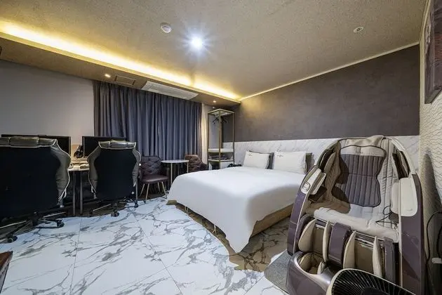 Premium Tek Büyük Yataklı Oda