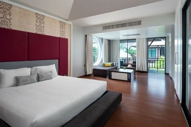 Deluxe King Room Pool View