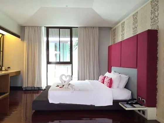 Deluxe King Room Pool View