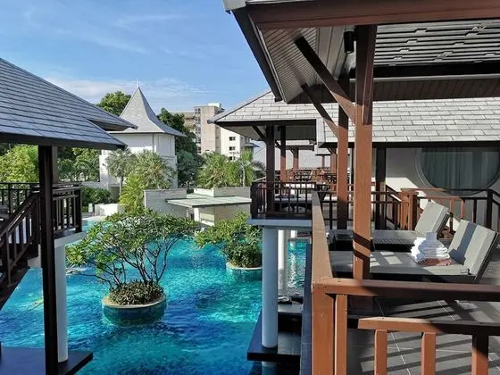 Deluxe King Room Pool View
