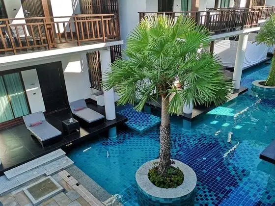 Deluxe King Room Pool View