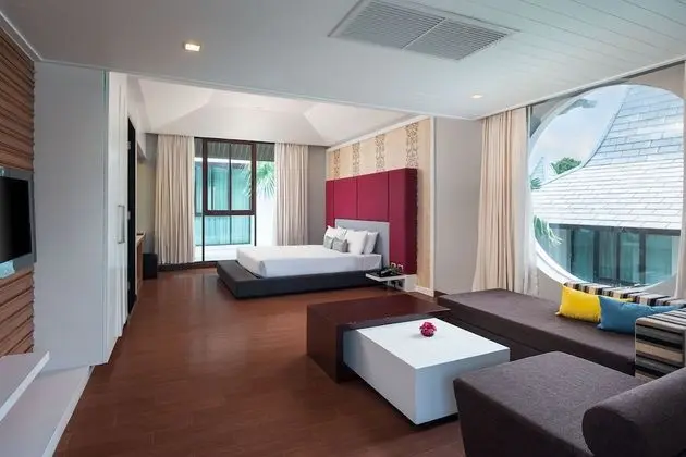 Deluxe King Room Pool View