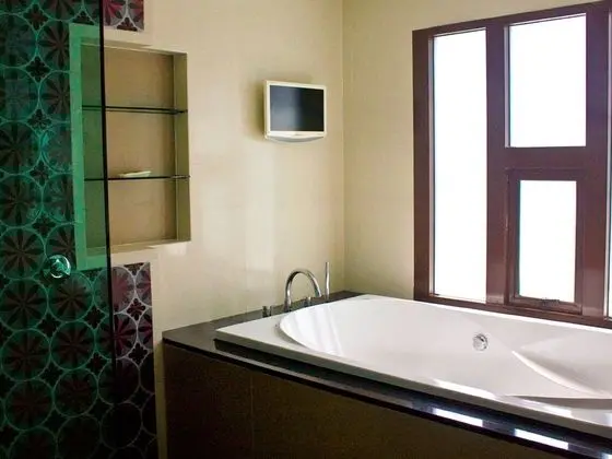 Deluxe King Room Pool View