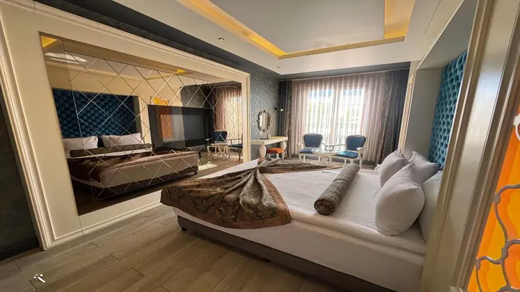 Luxury Oda