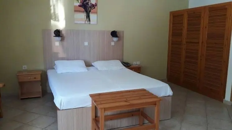Stüdyo, Havuz Kenarı