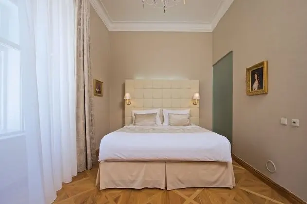 Deluxe Tek Büyük Yataklı Oda (extra bed, park view, 1st floor )