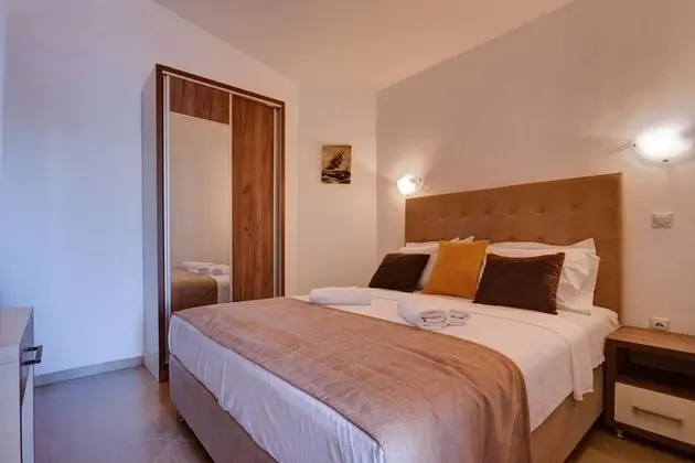 Standard Apart Daire, 1 Yatak Odası, Teras, Ek Bina