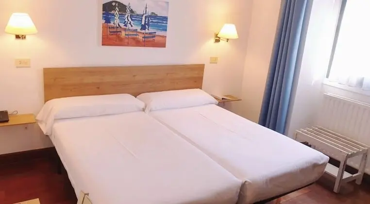 Büyük Yataklı Tek Kişilik Oda