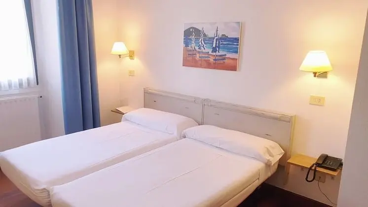 Büyük Yataklı Tek Kişilik Oda