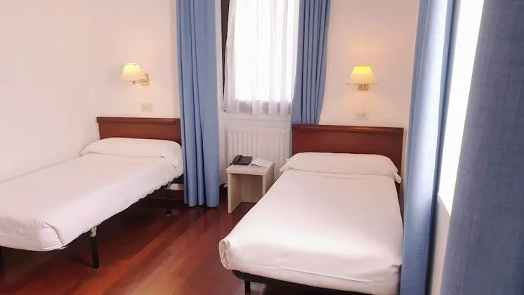 Büyük Yataklı Tek Kişilik Oda