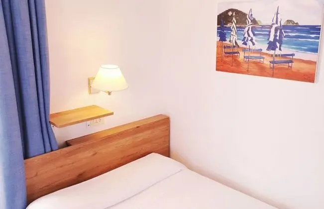 Büyük Yataklı Tek Kişilik Oda