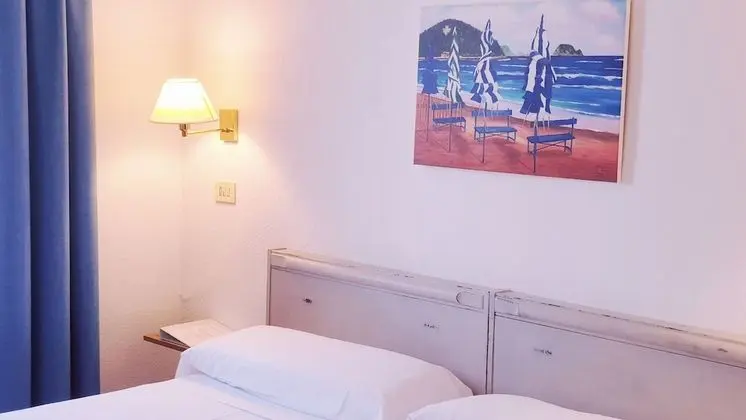 Büyük Yataklı Tek Kişilik Oda