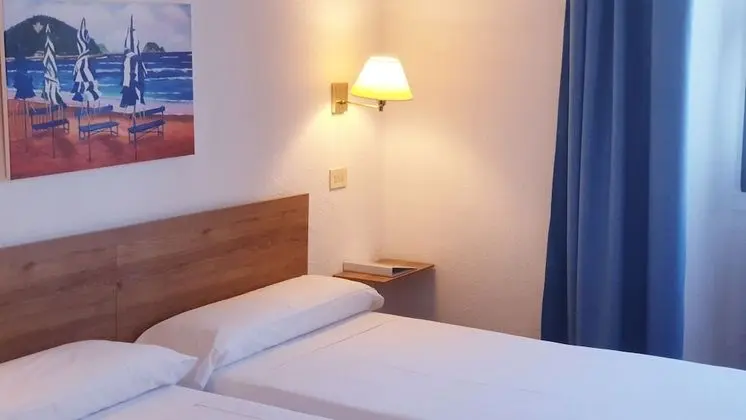 Büyük Yataklı Tek Kişilik Oda