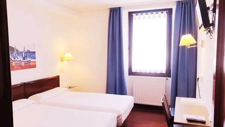 Büyük Yataklı Tek Kişilik Oda